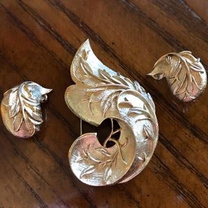 Vintage gold tone clip earrings brooch set